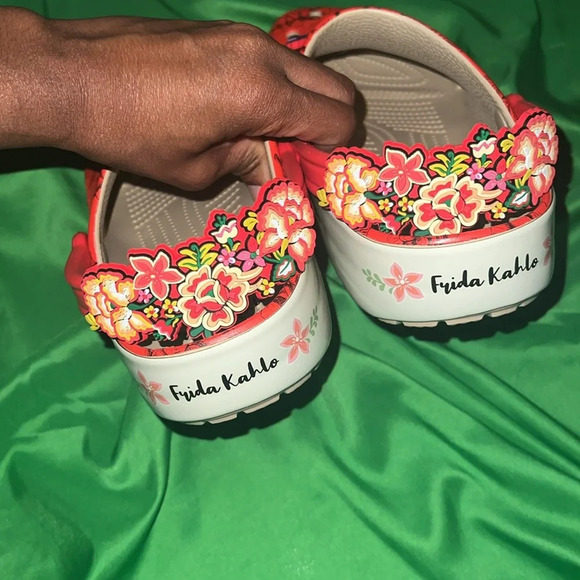 NWT Frida Kahlo x Crocs size Women’s 12 / Men’s 10 - Picture 9 of 12